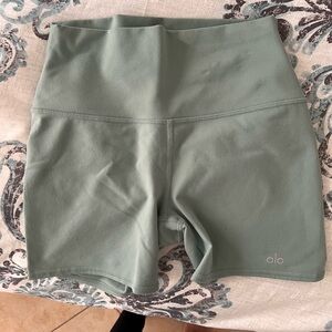 Alo Airbrush Bike Shorts 5” - Size M - Botanical Green